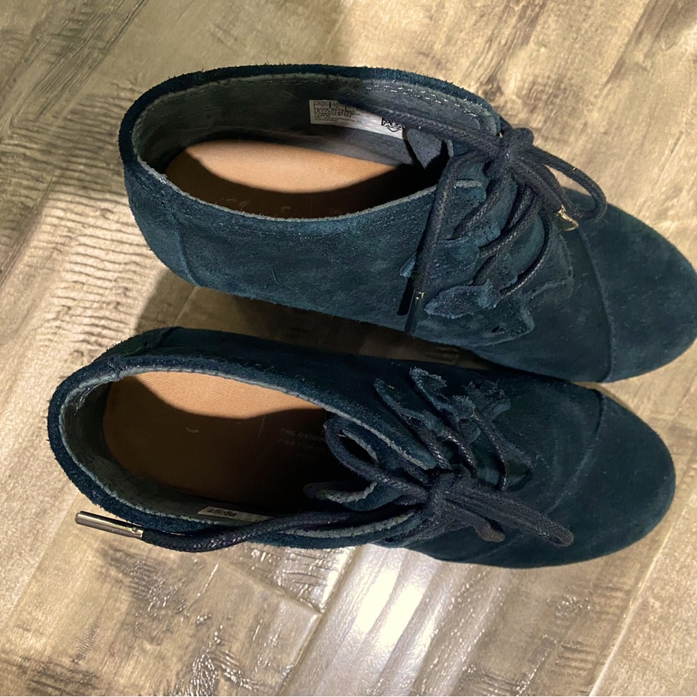 Black size 7 Tom’s. Worn maybe 3 times.